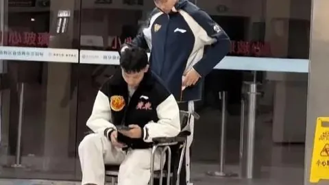 “皇马球迷会质疑传奇球星签名会：签名存疑，球星未现身，警方已介入调查”